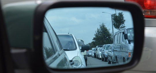 reflection of cars in rear view mirror